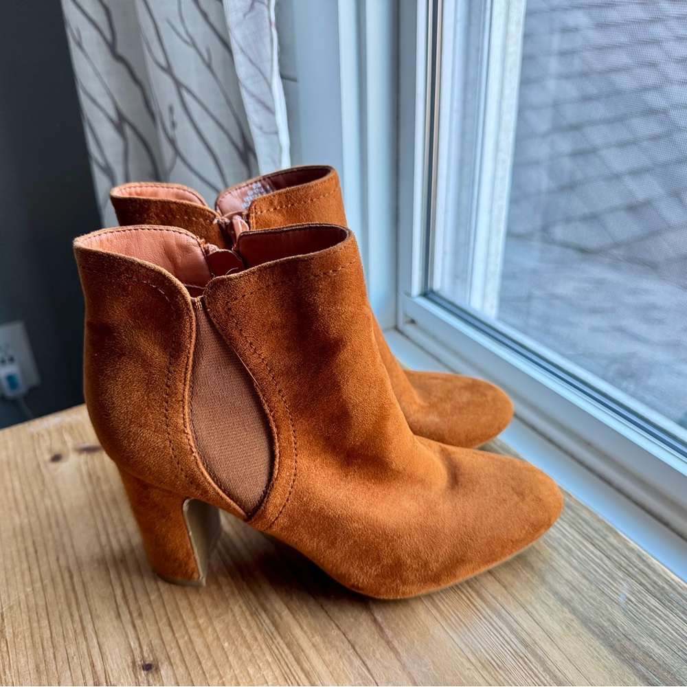 BANDOLINO Women’s Velvet Boots 6.5